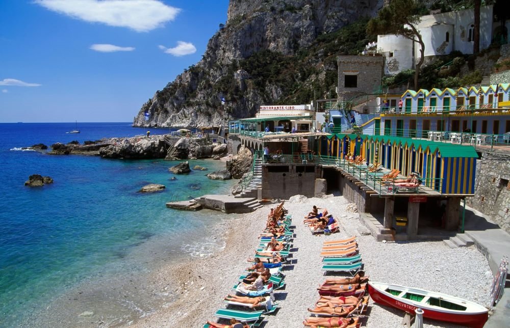 BAVULSUZ CAPRİ: LİMON AĞAÇLARININ GÖLGESİNDE