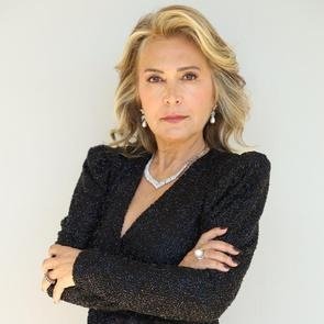 Asuman Dabak – Kimdir