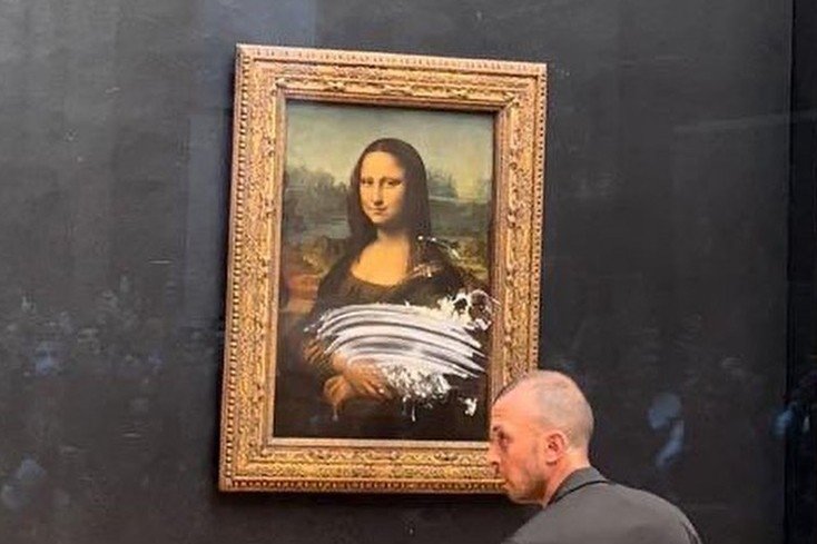 MONA LİSA’YA PASTALI SALDIRI