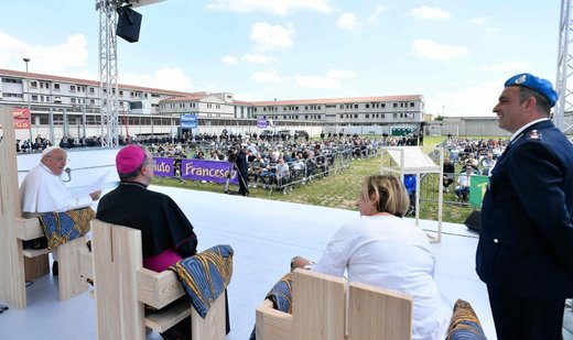 Pope leads forum for peace in Italy’s Verona