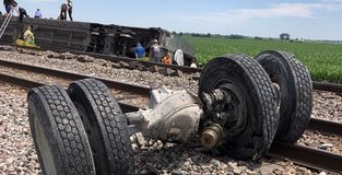 Cross-country train derails in central US, casualties reported
