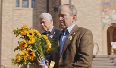 Bush and Clinton leave flowers at Ukrainian Village church in Chicago