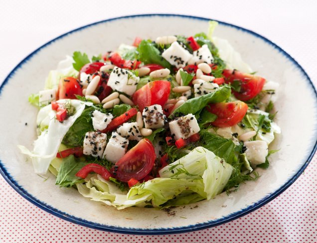 Baharat Soslu Peynirli Salata