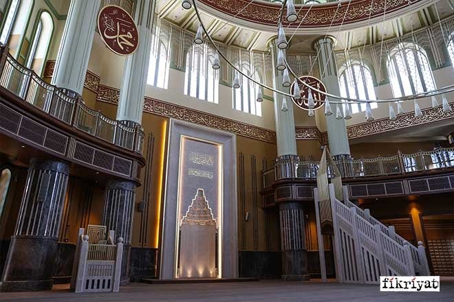 Kürsünün üzerine Esma-i Hüsna özel olarak işlendi