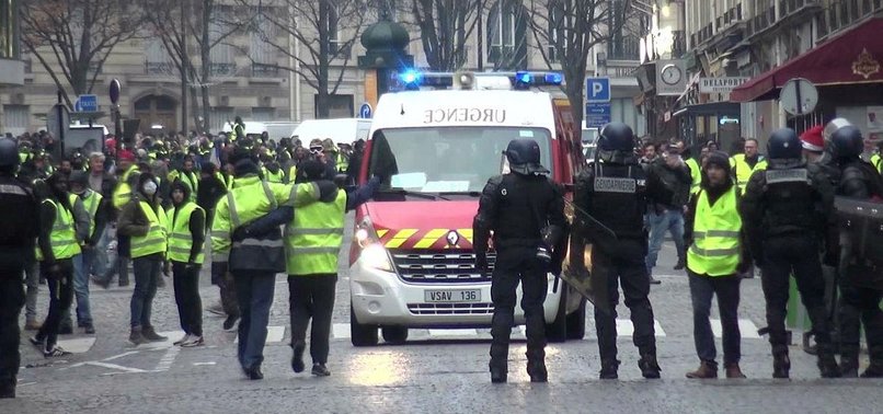30 PEOPLE WOUNDED IN YELLOW VEST PROTESTS IN PARIS