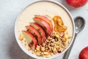 Elmalı Fıstık Ezmeli Smoothie Bowl