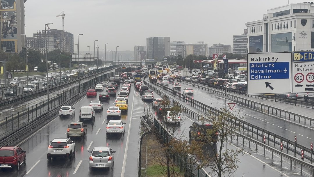 YAĞIŞ TRAFİĞİ KİLİTLEDİ