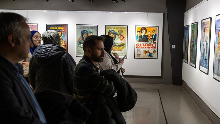 Sakarya’da açılan film afişleri sergisi ziyaretçileri sinema tarihinde yolculuğa çıkarıyor