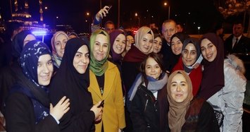 Turkey's Erdoğan surprises students with unexpected meeting