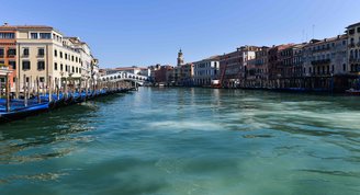Karantinadaki Venedikte kanallar berraklaştı