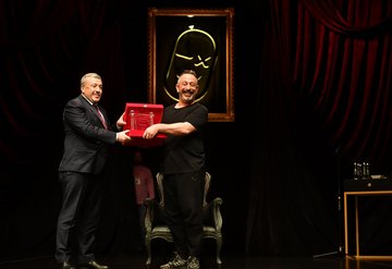 Bu kez TEYEV için sahneye çıktı