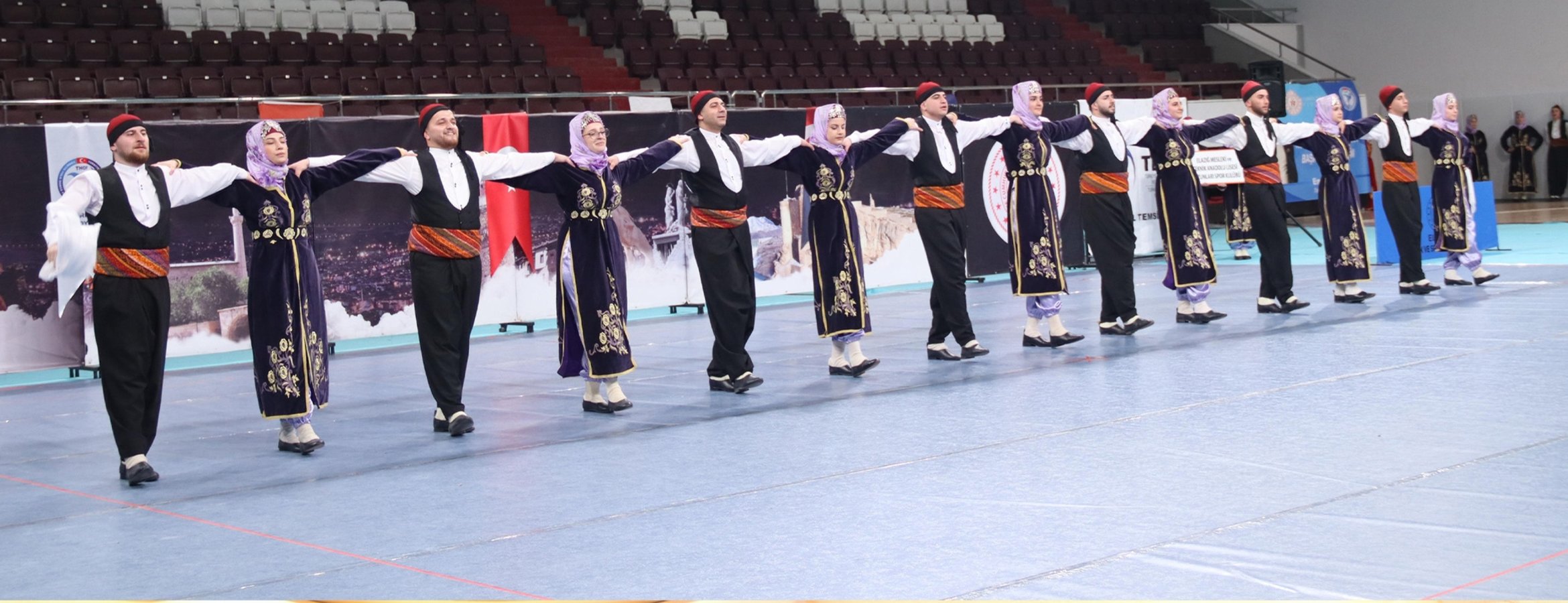 Uşak’ta 80 öğretmen tarafından halk oyunları ve dans gösterisi gerçekleştirildi