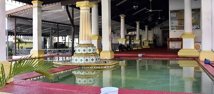 Malezya’nın en eski camilerinden Kampung Hulu mimarisiyle dikkati çekiyor