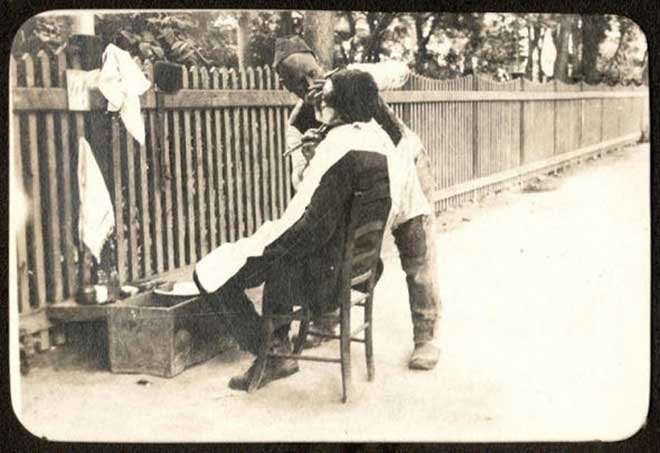 Sokakta tıraş eden bir berber