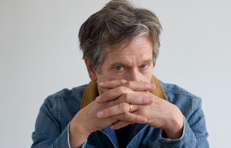 Kevin Bacon, Prime Video’nun yeni dizisi “The Bondsman” ile kariyerine bir halka daha ekliyor. New York’ta kahve içmek için buluştuğumuz Bacon, efsanevi oyunculuk kariyerini, sosyal medya karşısındaki temkinli duruşunu ve yeni dizisinin neden gerçek hayattaki en büyük korkusunu yansıttığını anlatıyor.