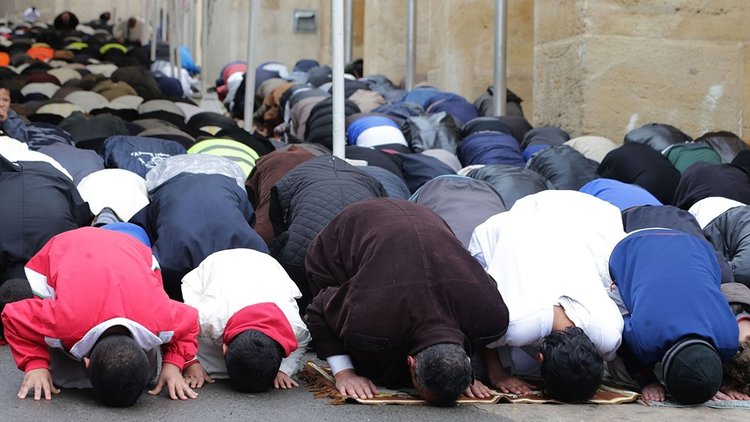 Cezayir’deki ’namaz’ açıklaması tartışmalara yol açtı
