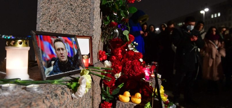 RUSSIANS SILENTLY LAY FLOWERS TO MARK NAVALNYS DEATH