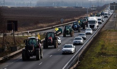 Farmers vow Paris 'siege' in pay, conditions battle