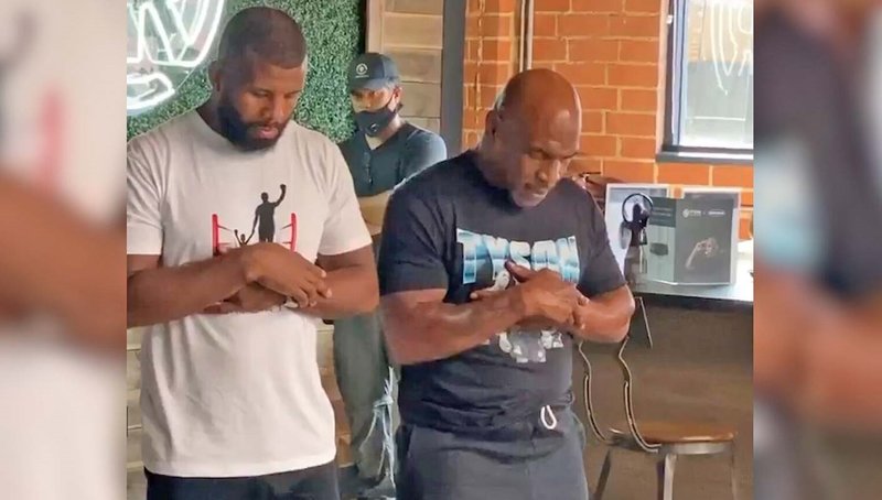 mike tyson ve badou jack beraber namaz kildi esquire