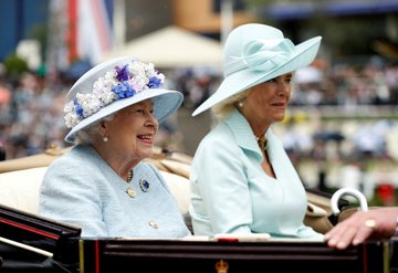 Kraliçe Elizabeth, Camillanın Kraliçe Olmasını İstiyor