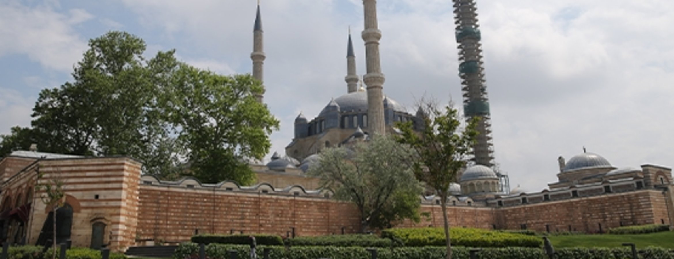 Zaman belirleyici olarak bilinen muvakkithanelerin bir örneği de Selimiye’de
