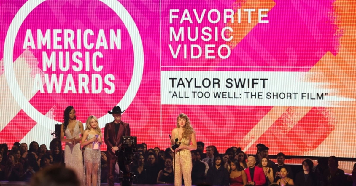 Photo Gallery Pop Superstar Taylor Swift Wins Artist Of The Year At American Music Awards 8263