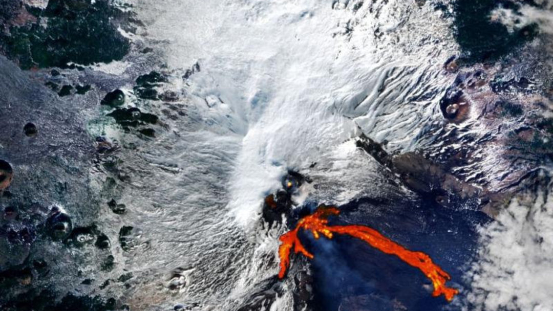 ETNA YANARDAĞI’NDA PATLAMA VE LAV AKIŞI SÜRÜYOR