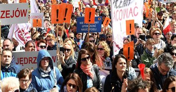 Polish teachers double down on strike for higher wages