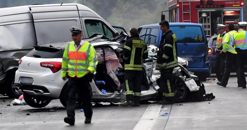 10 araç birbirine girdi: 4 ölü