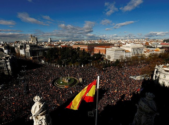 Tens of thousands call for end to Sanchez government in Spain