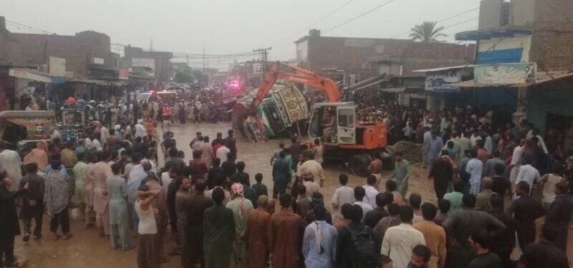 13 KILLED, 5 INJURED IN PAKISTAN HIGHWAY CRASH
