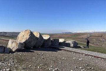 Deprem, Adıyaman’daki tarihi tümülüsteki sütunu devirdi