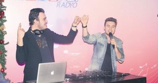 Abi-kardeş kabinde sanatçı dostlarını ağırladı