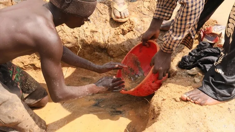 The difficult work of mine workers in Nigeria