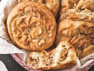 Soğanlı Cevizli Börek