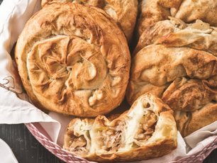 Soğanlı Cevizli Börek