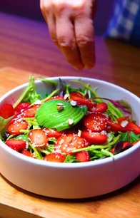 Kabaklı Çilekli Yaz Salatası