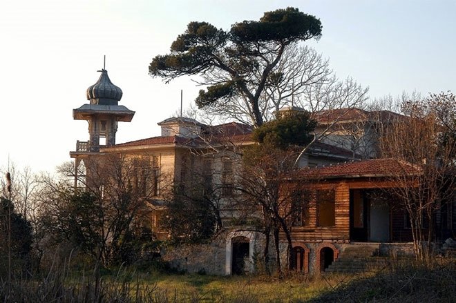 TAHTA GEÇİNCEYE DEK KÖŞKTE KALDI