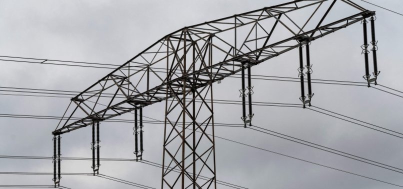 HIGH WINDS LEAVE 210,000 WITHOUT POWER IN CANADAS ONTARIO