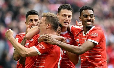 Bayern Munich close in on title with 6-0 demolition of Schalke 04