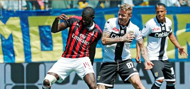 AC MILAN DRAWS AT PARMA TO LOOSEN HOLD ON CL SPOT