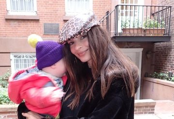 Emily Ratajkowski Oğlu Sylvester İle Kalpleri Eritiyor