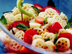 Sebzeli Makarna Salatası