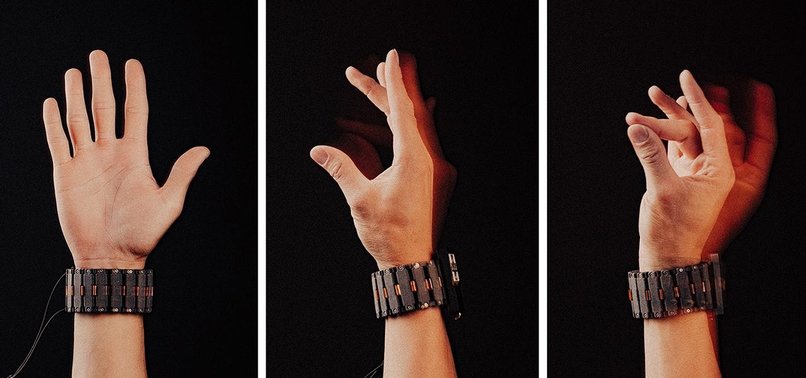 META UNVEILS WRISTBAND FOR GESTURE COMPUTER CONTROL