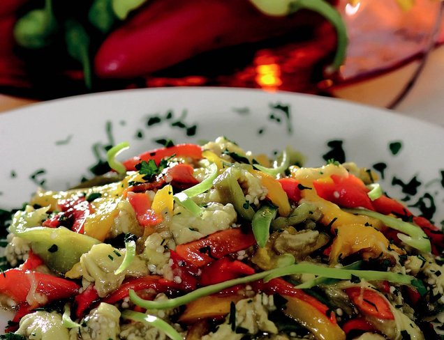 Üç Renkli Biber Salatası