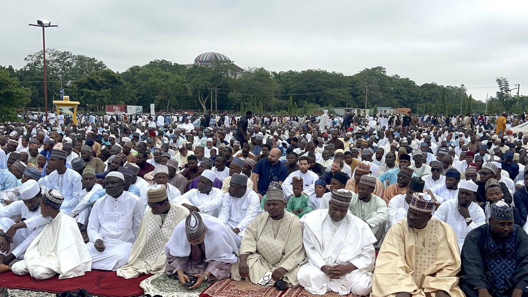 DÜNYADA BAYRAM NAMAZI