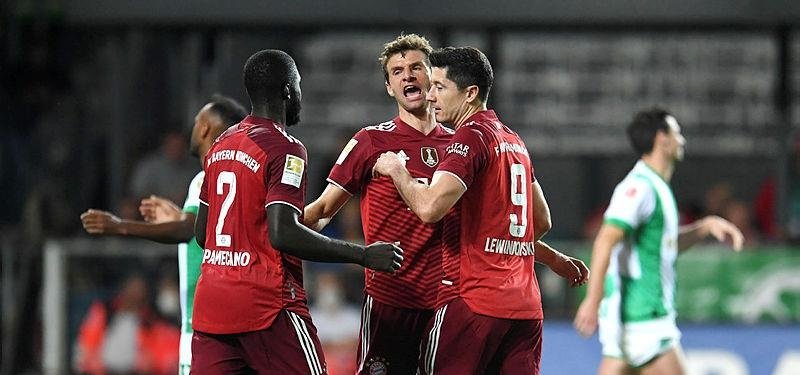 Ten-man Bayern cruise past Fuerth to open up three-point lead