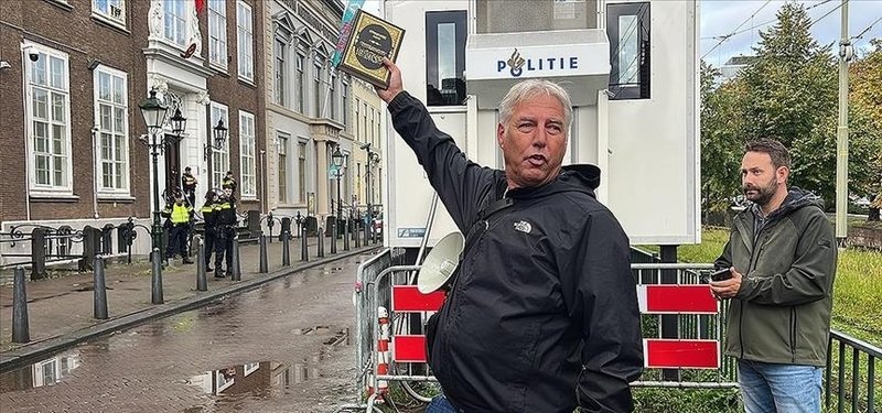Leader of Islamophobic group once again tears down Quran in Netherlands