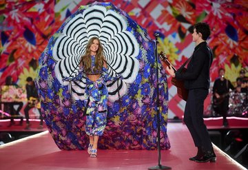 Josephine Skriver ile Alex DeLeon nişanlandı