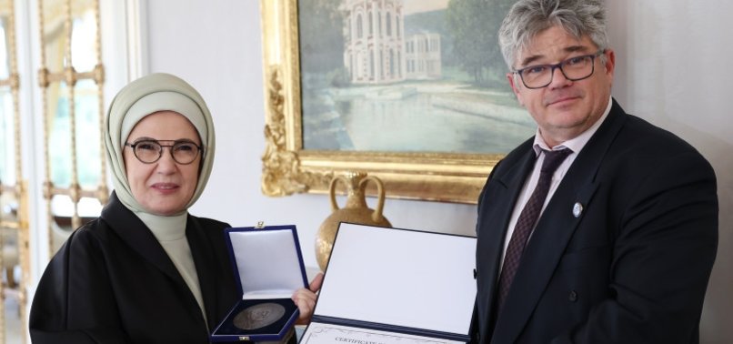 TURKISH FIRST LADY PRESENTED WITH DR. BECK AWARD FOR PROMOTING APITHERAPY